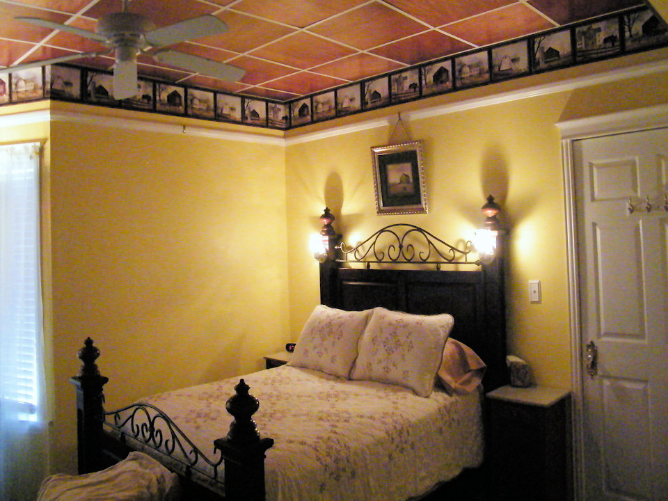 Yellow Room Queen Bed